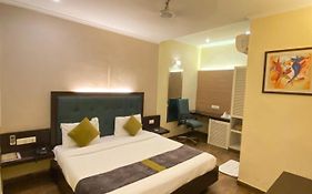 Status Business Hotel - Naveen Market